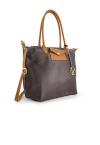 Brun læder tote bag med en beige accentflap, guldfarvet hardware, dobbelte håndtag og en justerbar skulderrem, der har en tekstureret overflade.