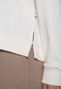 Marc O'Polo DENIM RAGLAN LONGSLEEVE SLITS AT SIDESEAM - Camisola - pistachio shell