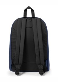 Svart och marinblå ryggsäck med vadderade remmar, dubbel stödharnes och ett handtag på toppen. Slät textur, symmetrisk form och förstärkt sömnad.