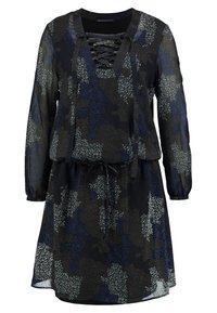 Černé šaty s dlouhými rukávy, krajkovým výstřihem a staženým pasem. Vlastnosti zahrnují texturovaný vzor v odstínech modré a šedé.
