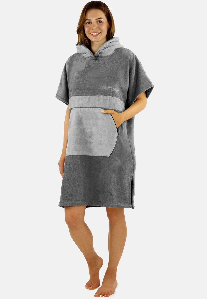 Grauer Kapuzenponcho aus weichem, saugfähigem Material; verfügt über eine große Fronttasche und seitliche Schlitze für eine bessere Beweglichkeit.