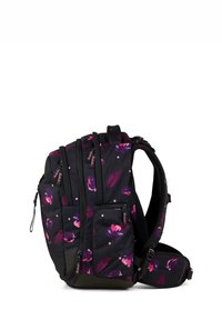 Zaino con base nera, caratterizzato da un motivo floreale in rosa e viola, numerosi scomparti con zip e spallacci regolabili imbottiti.