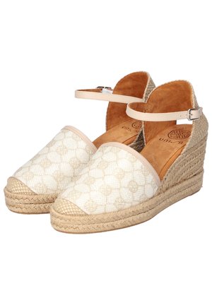 Espadryle na koturnie z beżowego tkanego materiału z delikatnym wzorem, skórzanym paskiem w kostkę i koturnem owiniętym jutą.