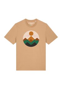Beige t-shirt van zacht materiaal met een ronde afbeelding van een zon en bergen in aardetinten van oranje, groen en zwart.