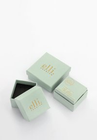 Mintgrønne smykkebokse med guldtekst, en delvist åben og afslørende et sort interiør. Papmateriale, kvadratisk form, minimalistisk design.