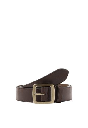 Ceinture en cuir marron foncé roulée avec une grande boucle métallique rectangulaire finition or brossé sur fond blanc.