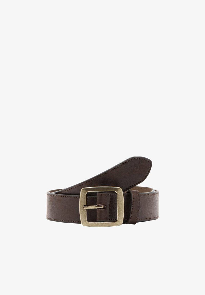 Ceinture en cuir marron foncé roulée avec une grande boucle métallique rectangulaire finition or brossé sur fond blanc.