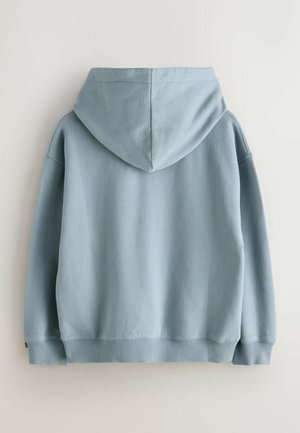 Ljusblå hoodie med en mjuk textur, som har en stor huva, ribbat bål och muddar. Enkla design utan ytterligare accenter eller mönster.