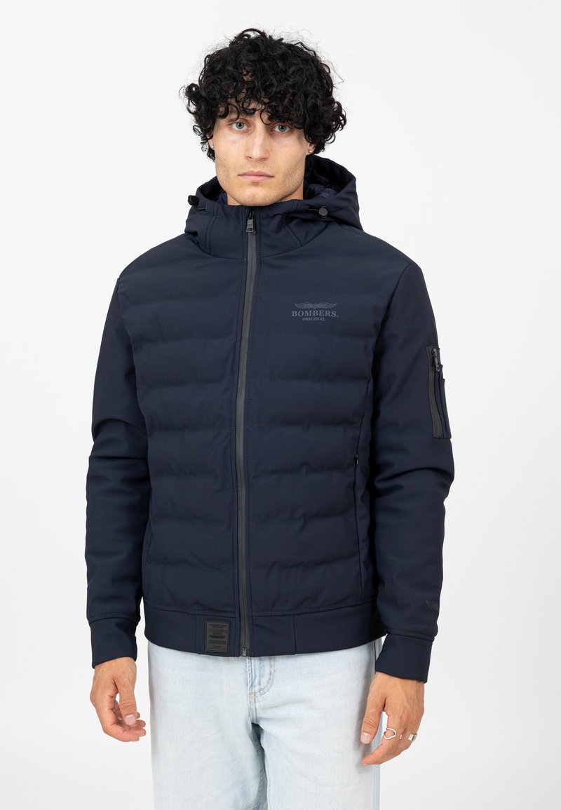 Marineblau gepolsterte Jacke mit Kapuze, Reißverschluss und Logodetail. Verfügt über strukturierten Stoff, elastische Bündchen und Seitentaschen.