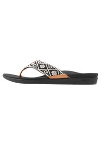 Zwarte flip-flop sandaal met een geweven geometrisch patroon op de band, een bruine leren acccent en een textuur rubberen zool. Merkl logo is op de zijkant gedrukt.