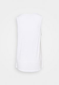 Biała bezrękawnikowa bluzka wykonana z miękkiego materiału, z zaokrąglonym dołem i prostym fasonem bez wzorów czy akcentów.