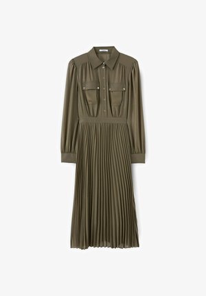 Olivgrünes Kleid mit langen Ärmeln, knöpfbarer Vorderseite, zwei Brusttaschen mit Klappen, Kragen und einem plissierten Rock.