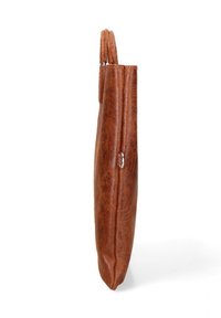 Borsa in pelle marrone con profilo slanciato, caratterizzata da un bordo cucito, due manici superiori e un piccolo accento metallico sul lato.