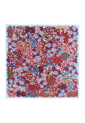 Tissu rouge carré couvert de motifs floraux denses et multicolores, avec notamment des fleurs blanches, bleues et noires aux feuilles vertes.