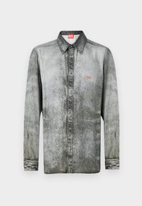 Langarmshirt van vervaagd grijs denim met een button-down kraag, voorzien van een klein rood logo op de borst en een gestructureerde stof.