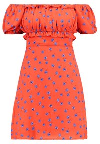 Šaty bez ramínek v červené barvě s nabíranými rukávy, zdobené květinovým vzorem v modré. Vyrobené z lehkého materiálu s fitted korzetem a rozšířenou sukní.