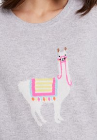 Pull gris avec un motif cartoon de lama en blanc, rose, jaune et bleu, avec des accents dans son dos et un visage souriant.