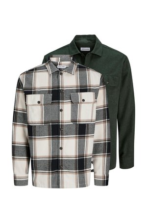 Due camicie da uomo con bottoni, una a quadri beige e neri con tasche frontali, l'altra verde scuro tinta unita con una tasca sul petto, entrambe con etichetta Jack & Jones.