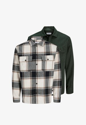 Deux chemises pour hommes à boutons, l'une à carreaux beige et noirs avec des poches avant, l'autre unie vert foncé avec une poche poitrine, toutes deux étiquetées Jack & Jones.