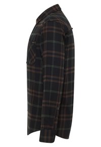 Chemise à manches longues à carreaux avec une base noire et des motifs à carreaux marron et vert, poignets boutonnés et poche poitrine. Fabriquée en tissu doux.