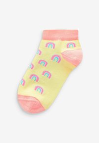 Chaussettes de cheville jaunes avec un talon et un orteil roses, présentant des motifs multicolores en arc-en-ciel sur le corps. Texture en tricot douce.