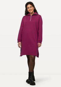 Ulla Popken TROYERKRAGEN REISSVERSCHLUSS LANGARM - Vestido de punto - berry
