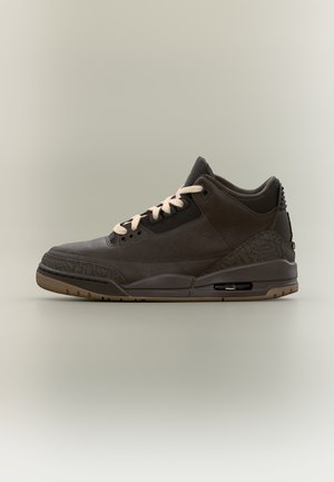 Ciemnobrązowy skórzany sneakers typu high-top z jasno beżowymi sznurówkami i teksturowanymi detalami podeszwy, pokazany z boku na neutralnym tle.
