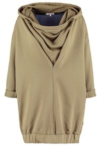 Vestido con capucha color verde oliva, con escote drapeado, mangas tres cuartos y cintura fruncida. Tela suave con textura lisa y costuras mínimas.