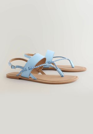 Blaue synthetische Sandalen mit geflochtenen Riemen, flachen Sohlen und verstellbarem Knöchelriemen. Glatte Textur und minimalistisches Design.