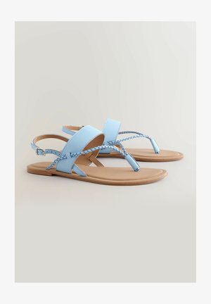 Blaue synthetische Sandalen mit geflochtenen Riemen, flachen Sohlen und verstellbarem Knöchelriemen. Glatte Textur und minimalistisches Design.