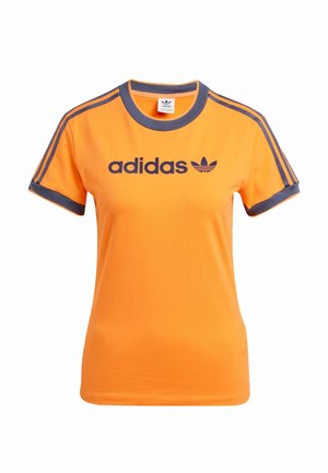 T-shirt en coton orange à manches courtes, avec un col et des accents de manches gris foncé contrastants, arborant le logo adidas sur la poitrine.