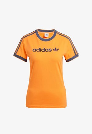 Oranges Baumwoll-T-Shirt mit kurzen Ärmeln, kontrastierendem dunkelgrauen Ausschnitt und Ärmelakzenten, mit adidas-Logo auf der Brust.