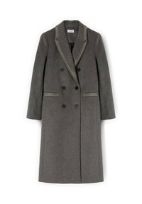 Cappotto grigio doppiopetto in lana, con colletto a rotondo, cuciture decorative e bottoni neri sul fronte e sui polsini.