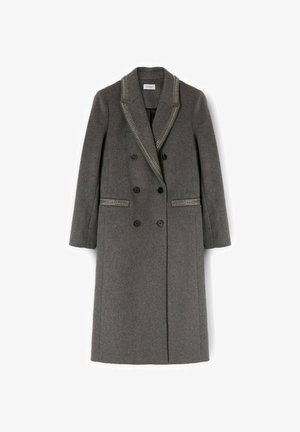 Szary dwurzędowy płaszcz wykonany z wełny, z kołnierzem z wyłogami, dekoracyjnym przeszyciem oraz czarnymi guzikami z przodu i przy mankietach.