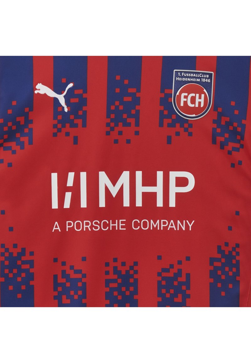 Rød fodboldtrøje med blå lodrette striber, prydet med et hvidt Puma-logo, sponsortekst og klubmærke for 1. FC Heidenheim 1846.