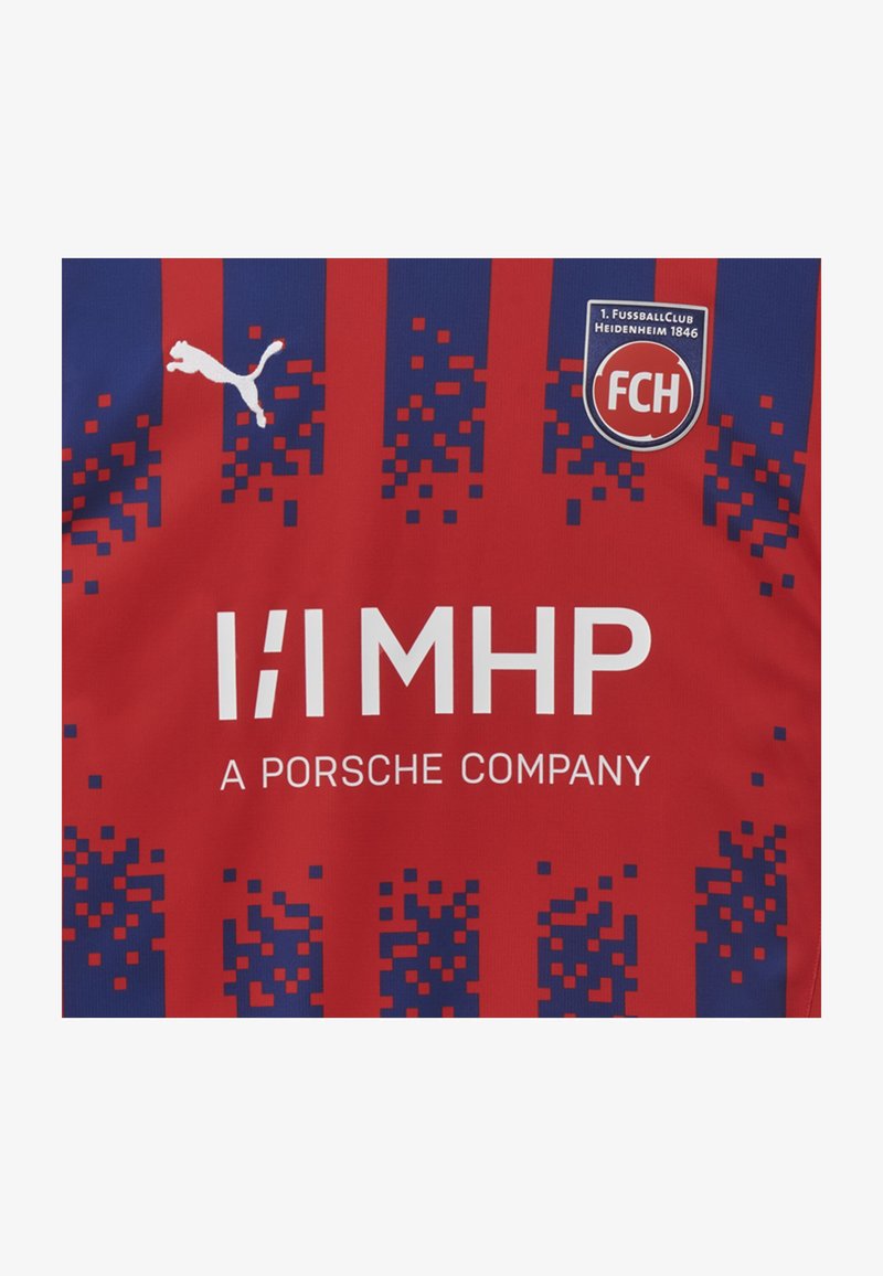 Punainen jalkapallopaita sinisillä pystysuorilla raidoilla, jossa on valkoinen Puma-logo, sponsoriteksti ja seuran logo 1. FC Heidenheim 1846:lle.