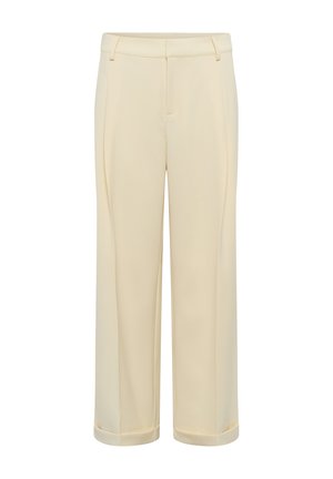 Pantalon ajusté couleur crème avec passants de ceinture, pli avant et ourlets à revers, présenté sur fond blanc.