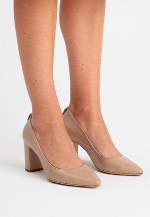Beige korkokenkiä, joissa on teräväkärkinen muotoilu ja sileä pinta. Paksut korot ja minimalistinen muotoilu, jossa on hienovarainen takaleikkaus.