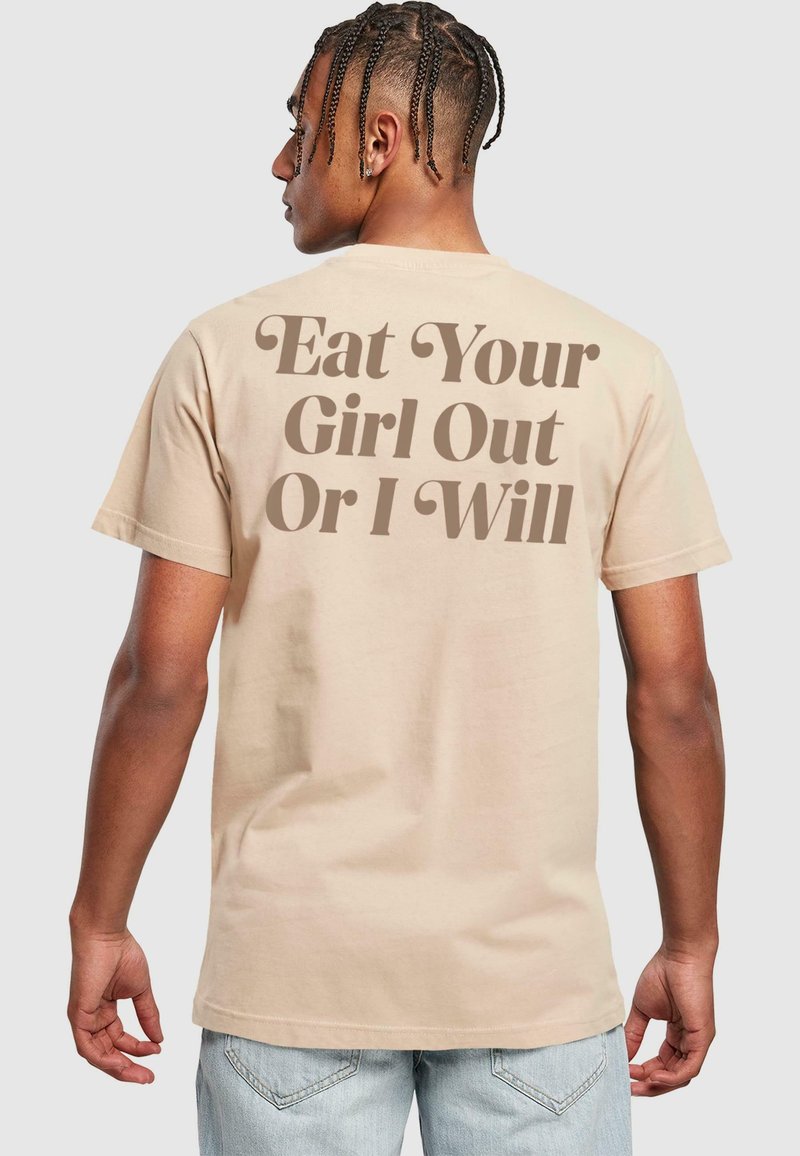 Mister Tee EAT YOUR GIRL OUT - Μπλουζάκι με στάμπα - sand