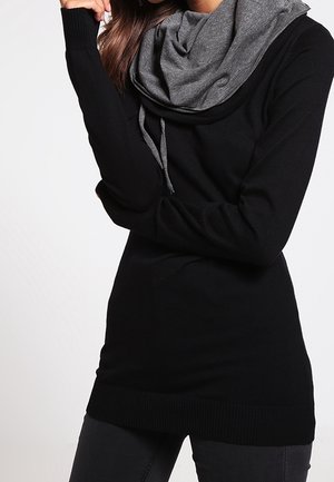 Svart långärmad tröja med en lös, grå halsduk. Mjuk tyg, figursydd design, ribbat avslut och en avspänd silhuett.