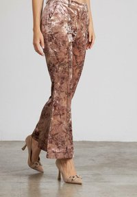 Samtartige, ausgestellte Hosen in einem gedeckten Braunton mit floralen Mustern und dezentem Glanz, mit hoher Taille und seitlichen Taschen.