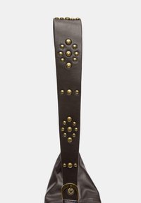 Cinghia di cuoio marrone decorata con borchie in ottone di dimensioni variabili e una fibbia metallica per il fissaggio. Texture liscia con dettagli decorativi.