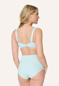 Soutien-gorge bleu clair avec bretelles ajustables et dentelle; associé à des culottes taille haute assorties, texture lisse, design minimaliste.