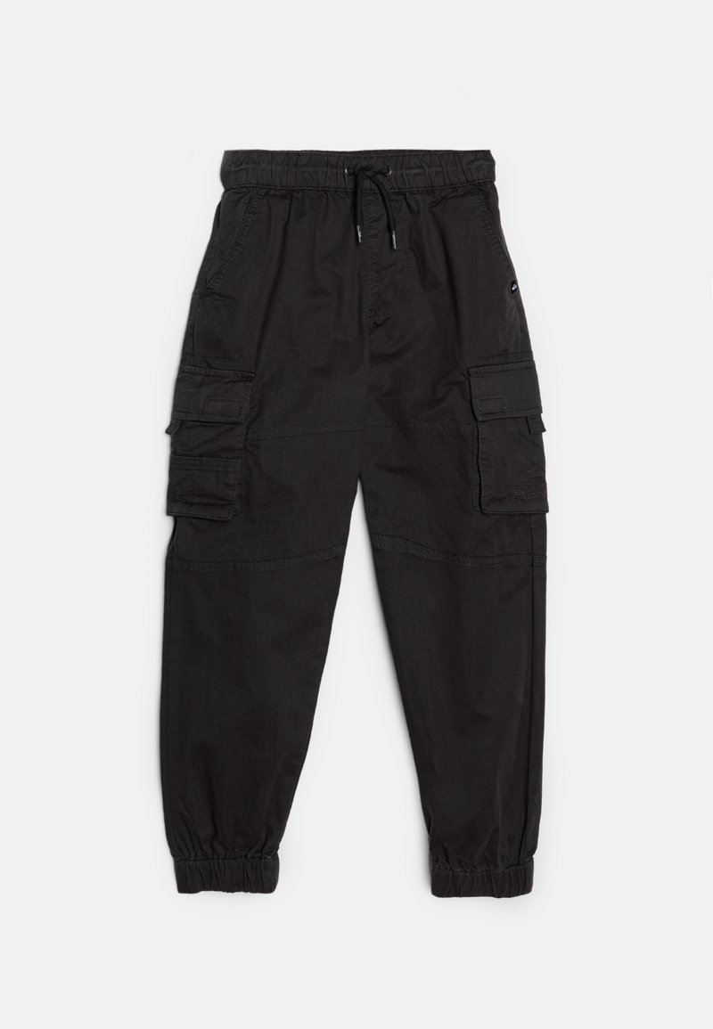 Pantalons cargo noirs avec taille élastique et poignets, fermeture à cordon de serrage, grandes poches latérales avec rabats, et détails cousus.
