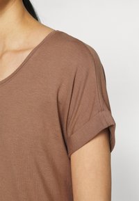 ONLY MOSTER O-NECK - Blusa - brownie