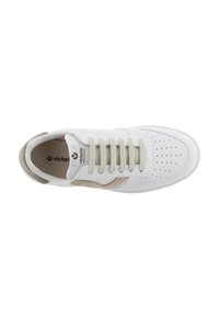 Sneaker bianca con dettagli in suede beige, lacci grigio chiaro, punta perforata e logo "Victoria" sulla linguetta e sulla soletta, vista dall'alto.