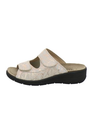 Beige offene Zehensandale mit verstellbaren Riemen, metallischem Wirbelmuster, gepolsterter Innensohle und schwarzer Keilsohle.