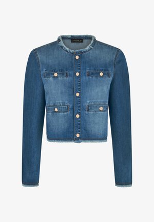 Blauwe crop spijkerjack met ronde, rafelige kraag, knoopsluiting aan de voorkant, twee borstzakken en twee taillezakken met kleppen en knopen.