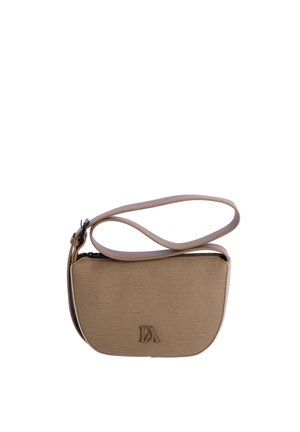 Bolso crossbody beige en forma de media luna con correa ajustable, cierre de cremallera y logo "DA" en relieve en el frente.