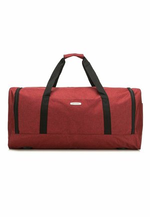 Červená textilní sportovní taška s dvěma černými rukojeťmi a zipem. Na přední straně je malá loga a má obdélníkový tvar.